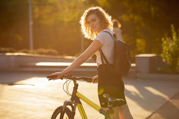 Mujer con bicicleta en la ciudad — Foto de Stock