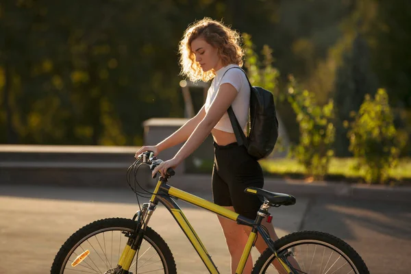 Mujer con bicicleta en la ciudad — Foto de Stock