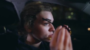 Kadın sürücü iyi bir gece görüşü için sarı gözlük takıyor.