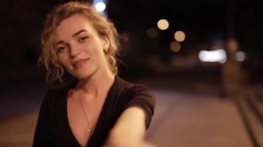 Güzel, seksi bir kadın benimle bir gece caddesinde el ele yürüyor.