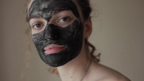 Meisje met een masker op haar gezicht — Stockvideo