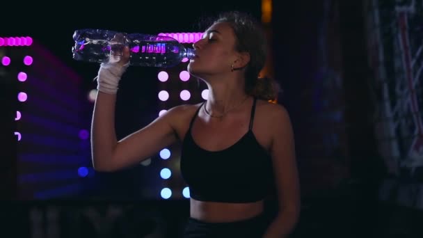 Boxeadora bebiendo agua después de pelea callejera — Vídeo de stock