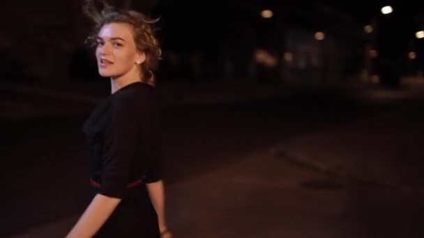 Hermosa mujer sexy caminando en una calle nocturna de la ciudad — Vídeo de stock
