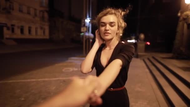 Hermosa mujer sexy caminando conmigo tomados de la mano en una calle de la ciudad de noche — Vídeos de Stock