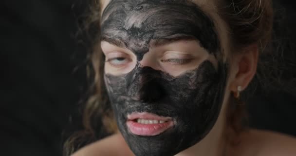 Gondos maszkos lány az arcán. — Stock videók