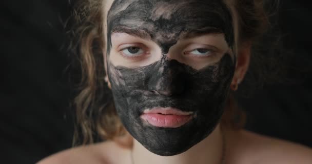 Ragazza con una maschera di cura sul suo viso — Video Stock