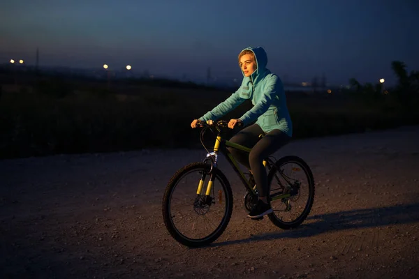 Joven Ciclismo Bicicleta Carretera Rural Por Noche — Foto de Stock