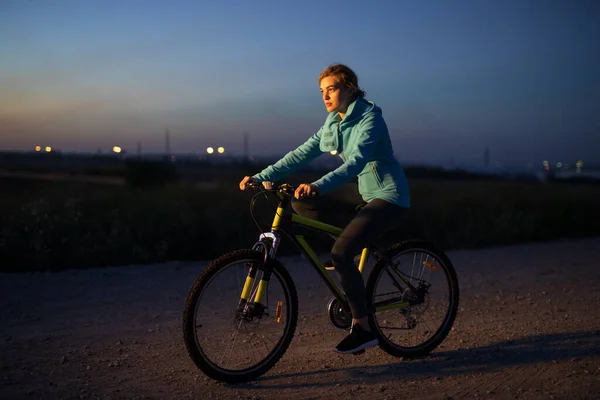 Joven Ciclismo Bicicleta Carretera Rural Por Noche — Foto de Stock