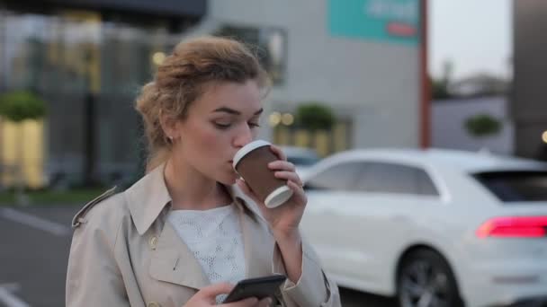 女人在城市里用智能手机喝咖啡 — 图库视频影像