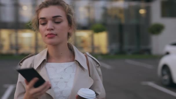 Donna che chiama da smartphone in città — Video Stock