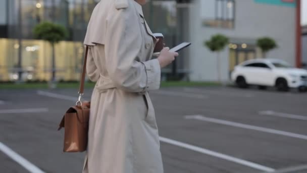 Обрезанный снимок женщины ходит со смартфоном в городе — стоковое видео