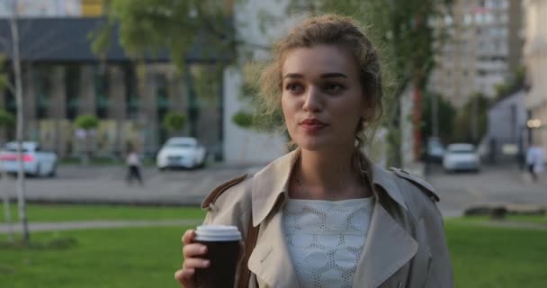 Donna che beve caffè in città — Video Stock