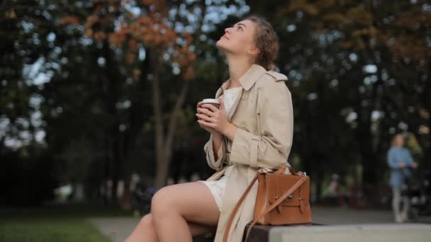 벤치에 앉아 커피를 마시는 여자 — 비디오