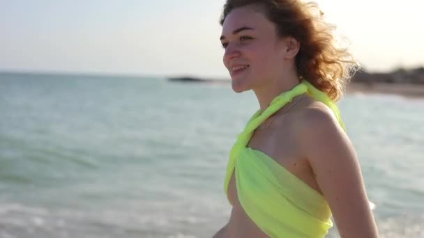 年轻而自由的美丽女子在海滩散步 — 图库视频影像
