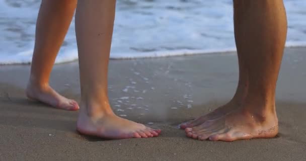 Pareja pies besos en las olas del mar — Vídeo de stock