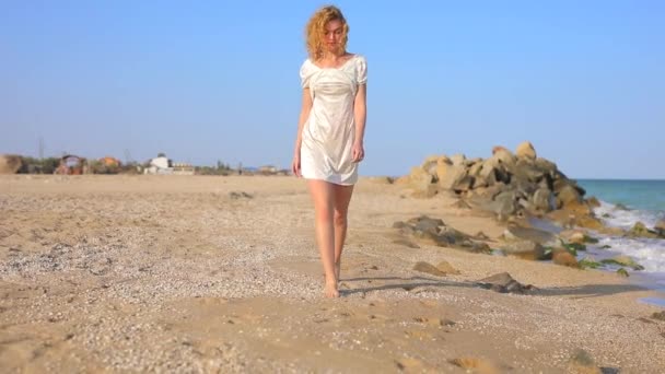 Jovem mulher bonita andando na praia do mar — Vídeo de Stock