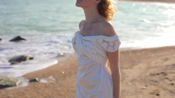 Young and freedom beautiful woman enjoying ocean beach — Stock Video