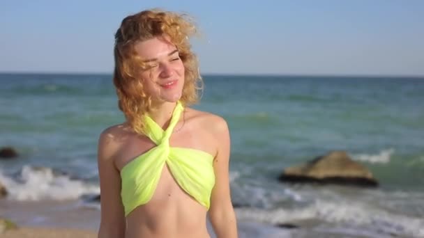 Giovane bella donna a piedi sulla spiaggia dell'oceano — Video Stock