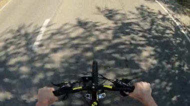 Köy yolunda motosiklet süren POV adamı.