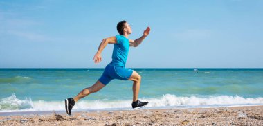 Genç ve hızlı sprinter Okyanus sahilinde koşar