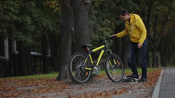 사람이 자전거 타이어 를 박아 올리는 모습 — 비디오