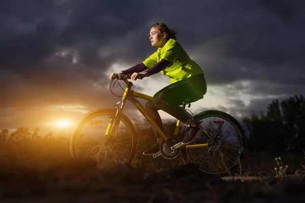 Deporte Mujer Ciclista Montar Bicicleta Montaña Contra Fondo Del Cielo — Foto de Stock