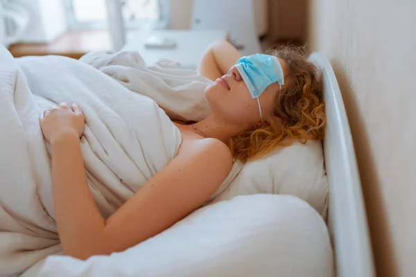 Mulher Dorme Com Máscara Cirúrgica Nos Olhos Conceito Coronavírus — Fotografia de Stock