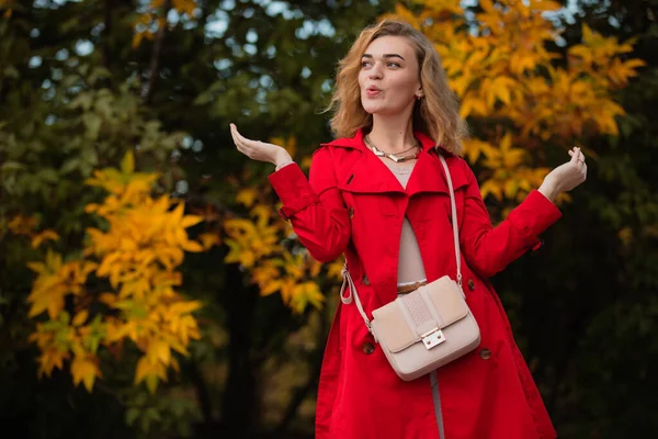Портрет Женщины Красном Пальто Осеннего Дерева Желтые Листья — стоковое фото