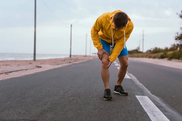 Runner Man Knee Injury Pain Road — Stock Photo, Image
