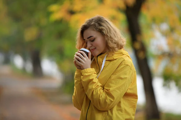Γυναίκα Κίτρινο Σακάκι Πίνει Ένα Ζεστό Τσάι Άρωμα Την Ημέρα — Φωτογραφία Αρχείου