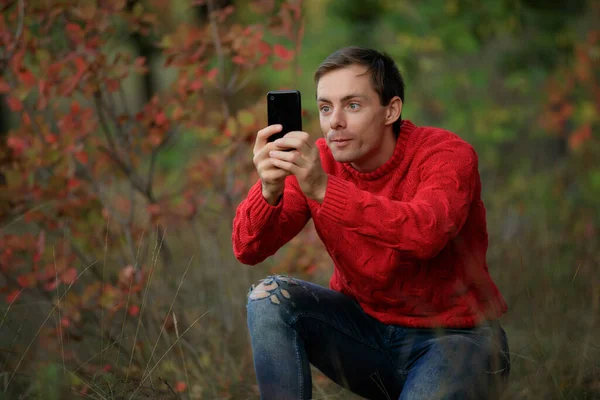 Mann Roten Pullover Macht Herbsttag Begeistert Ein Foto Mit Dem — Stockfoto