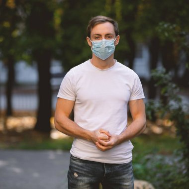 Sokaktaki cerrahi maskeli adam, covid-19 koronavirüs salgını.