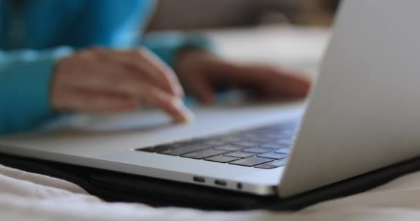 Vrouwelijke handen aanraken laptop touchpad, surfen internet thuis, freelance werk — Stockvideo
