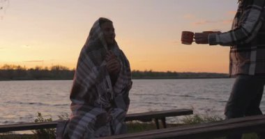 Bir adam kadınına kur yapar ve sonbahar günü ona bir fincan kahve getirir.