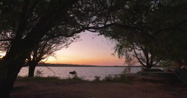 Gün batımından sonra alacakaranlıkta göl kenarında güzel bir gökyüzü