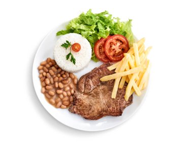 Pirinç, fasulye, salata, patates kızartması ve yukarıdan manzaralı Alcatra bifteği.