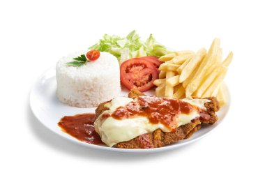 Parmesanlı fileminyon, pilav, fasulye, salata ve patates kızartması.
