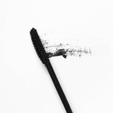 Beyaz arka plan üzerinde fırça maskara ve doku izi. Yakın çekim