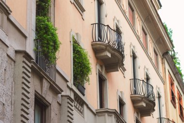 Tarihi yeşillikleri balkonlarda, Milan, İtalya ile bina