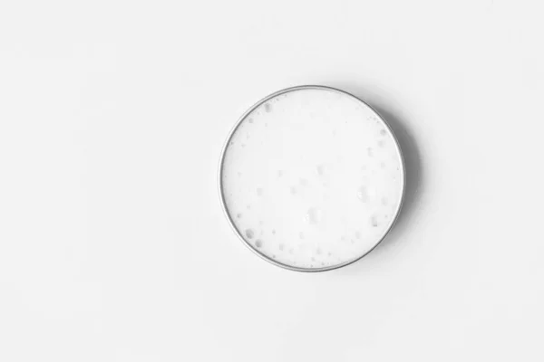 Espuma de sabão branco limpeza em recipiente de metal no fundo branco — Fotografia de Stock