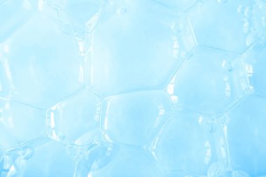 Yakın sabun kabarcıkları, mavi soyut arka plan. Hücre veya hücre zarının bilimsel fotoğrafı 