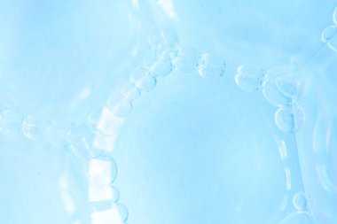 Makro sabun kabarcıkları, mavi soyut arka plan. Hücre veya hücre zarının bilimsel fotoğrafı 