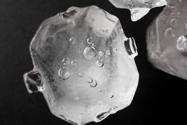 Marco lodu kostki na czarnym tle. Zbliżenie — Zdjęcie stockowe
