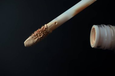 Gözler ve cilt için aplikatör ve bej kapatıcı tüp makyaj