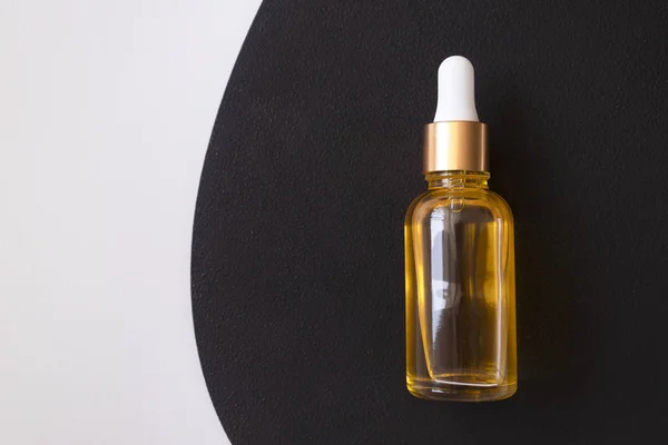 Close-up Oil serum essence in glass bottle — Stock Photo, Image