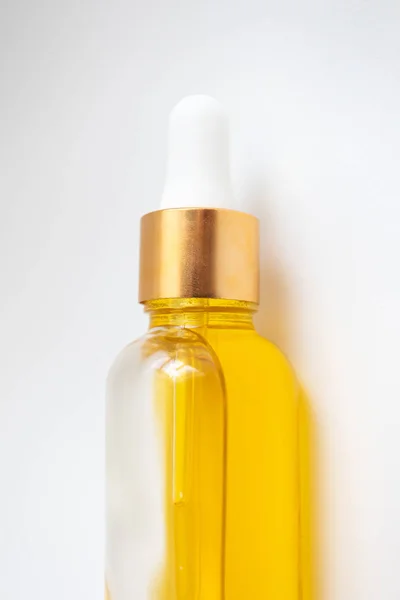 Primer plano esencia de suero de aceite en botella de vidrio — Foto de Stock