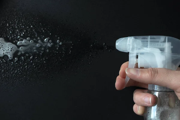 Invändig hand hållande flytande rengöringsmedel med spray — Stockfoto
