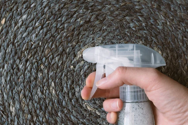 Flüssigkeitsreiniger mit Spray und Hand. Öko-Reinigung — Stockfoto