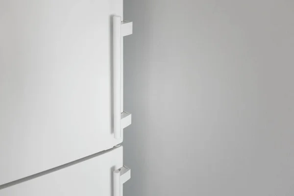 클로즈업 화이트 냉장고 도어 및 회색 벽 — 스톡 사진