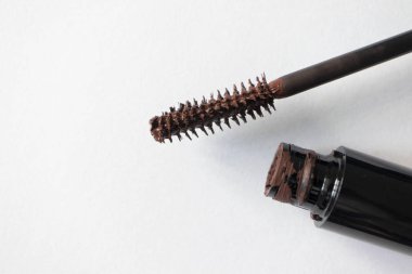 Yakın çekim fırça kahverengi maskara ve tüp